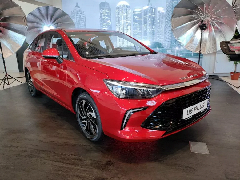 В России открыт первый официальный салон и представлены три модели китайского бренда BAIC