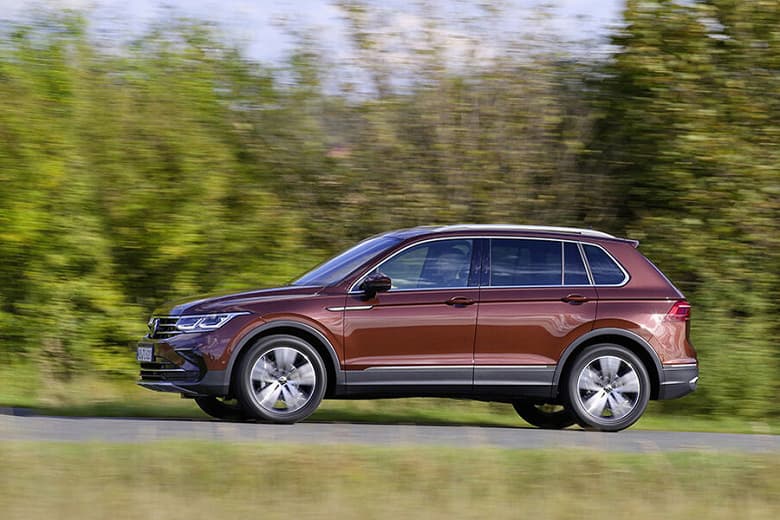Предложение рабочим российского завода Volkswagen: двухлетние полноприводные Tiguan за 490 тыс. рублей и Touareg за 1 млн. Можно выкупить машины предприятия