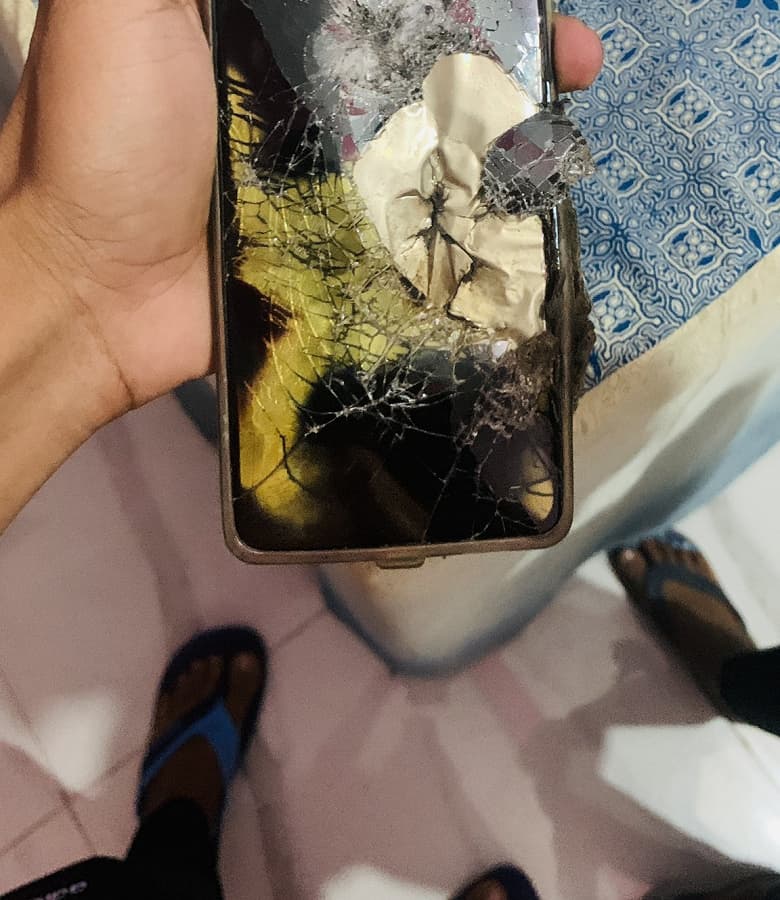 Новенький Redmi Note 12 Pro загорелся в нагрудном кармане пользователя