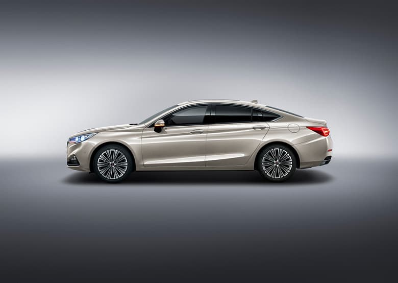 Альтернатива Mercedes-Benz E-Class. В России начали продавать премиальный пятиметровый седан Hongqi H5 нового поколения