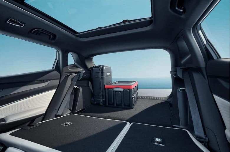 Экран 13,2 дюйма, 16 ГБ ОЗУ, 128 ГБ флеш-памяти, Snapdragon 8155, 180 л.с. Новые подробности о молодежном кроссовере Geely Atlas L Cool