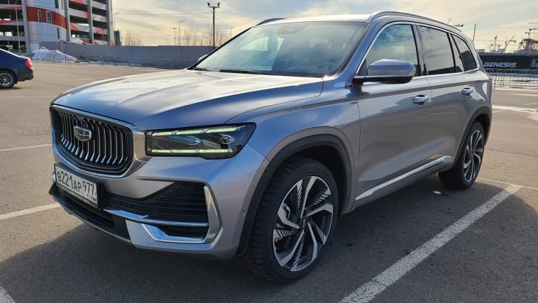 Вместительный салон и мощный мотор, но высокий расход топлива и плохая шумоизоляция. Что нравится и не нравится пользователям в Geely Monjaro, за который просят от 4,25 млн рублей