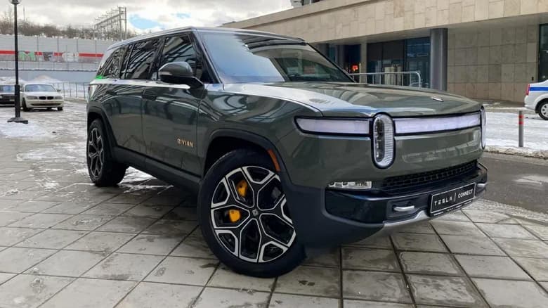 Дилеры готовы привезти в Россию из США 835-сильный внедорожник Rivian R1S с 22-дюймовым экраном, пневмоподвеской и запасом хода 500 км. Сколько за него просят?