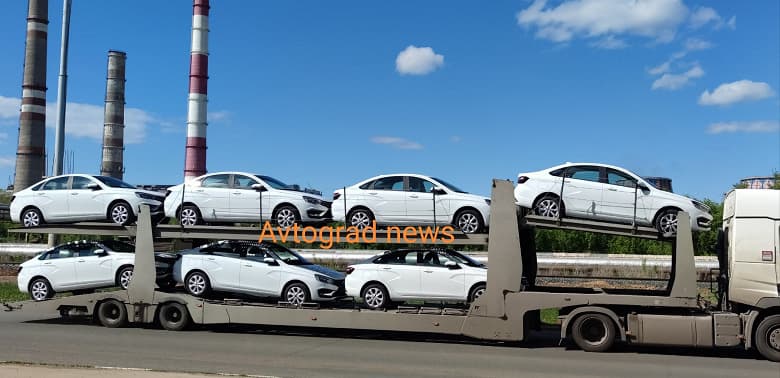 Вся страна ждала этого больше года: АвтоВАЗ начал отгружать Lada Vesta НГ дилерам