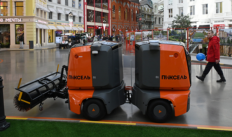 В Москве запущен первый робот-уборщик, а робот-охранник прошел проверку