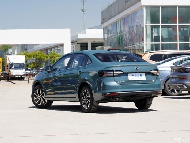 Вместо седана Volkswagen Polo. В Китае представлен Volkswagen Lavida XR со 110-сильным атмосферным мотором и 6-ступенчатым «автоматом»