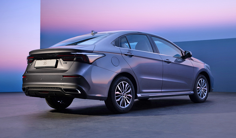 У российских дилеров появились первые седаны Omoda S5. Объявлены цены