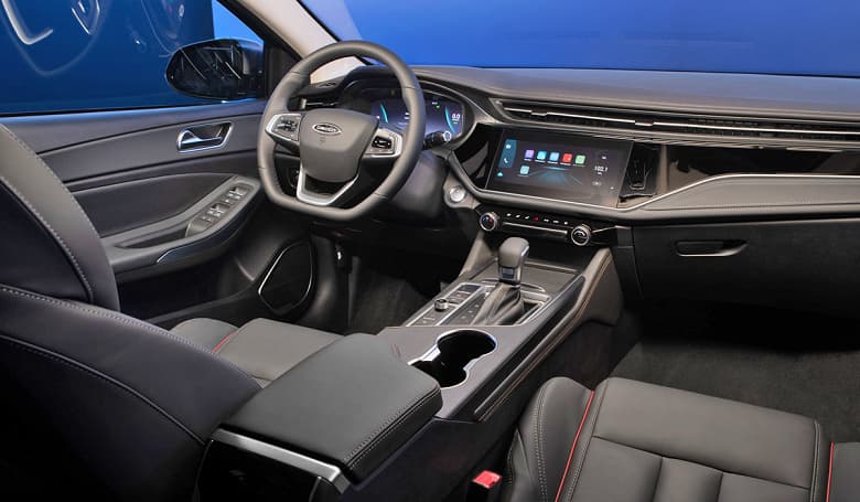 У российских дилеров появились первые седаны Omoda S5. Объявлены цены