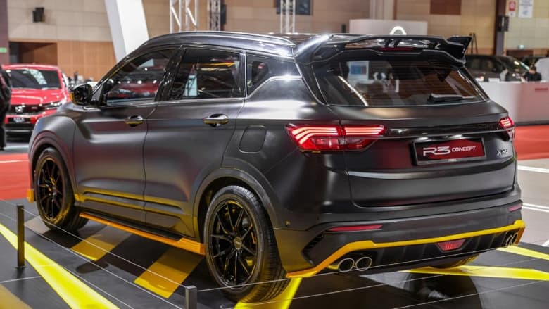 Такой Geely Coolray мы еще не видели. Представлена спецверсия кроссовера – в матовой черной краске, с большим спойлером, сплиттером и облегченными колесами