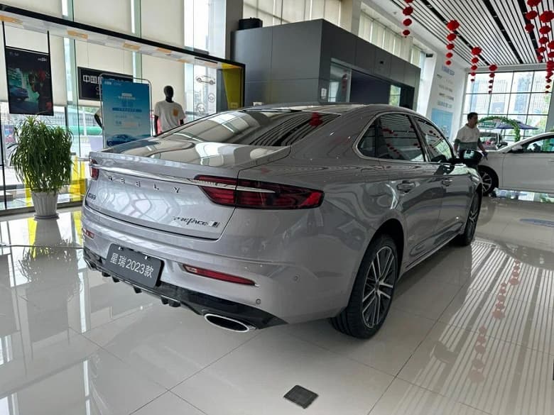 А нужно ли ждать Vesta NG? Большой седан Geely Preface 2023 со 190-сильным мотором можно заказать в России за 2,1 млн рублей