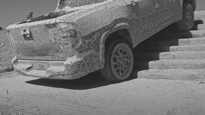 Впервые показали Ram 1200 вживую: он легко преодолевает грязь и поднимается по лестнице