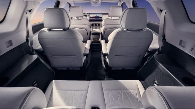 Новое детище BYD и Mercedes-Benz впервые показали внутри: Denza N8 получил шесть мест, столики и огромный экран
