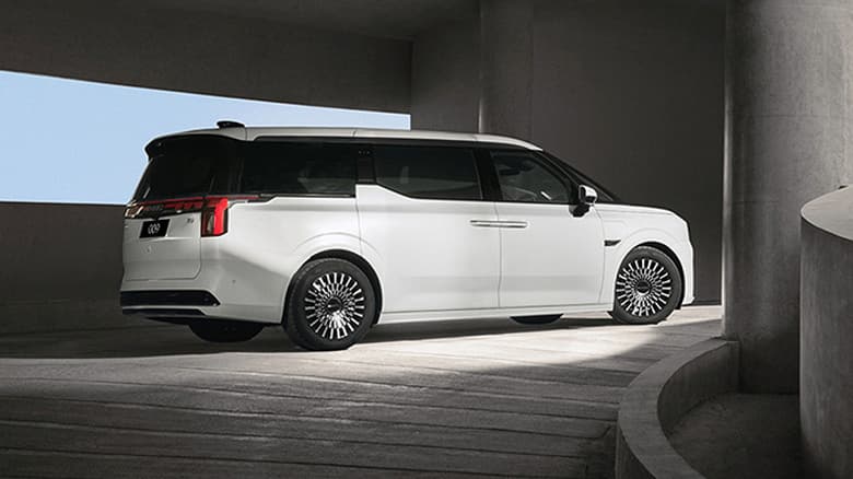 Литьё кузовов под давлением Giga Press следом за Tesla освоила компания Zeekr. Это убрало 800 точек сварки и повысило жёсткость