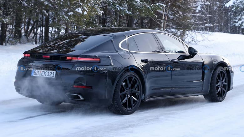 Porsche Panamera 2024 впервые показали внутри и снаружи