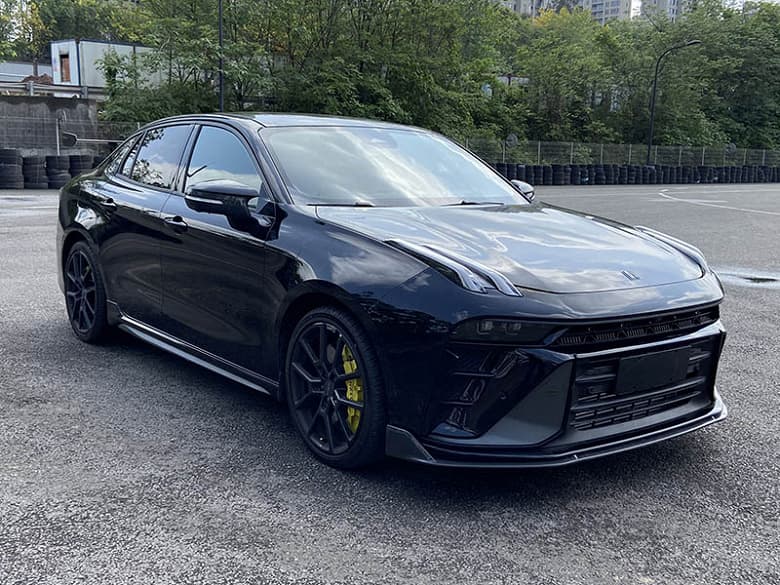 349 л.с. и 250 км/ч, две турбины и большое антикрыло — для любителей ДВС. Бензиновый Гели Линк & Со 03++ получил разрешение на выход