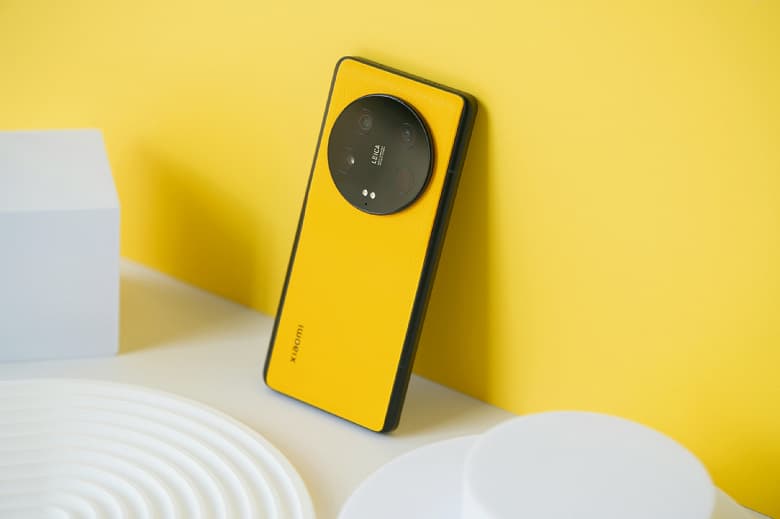 Демонстрация Xiaomi 13 Ultra вживую с показом всех сторон новой версии