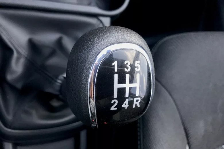 Toyota Camry — всё ещё №1 у россиян: названы самые популярные модели с АКПП и МКПП на вторичном рынке