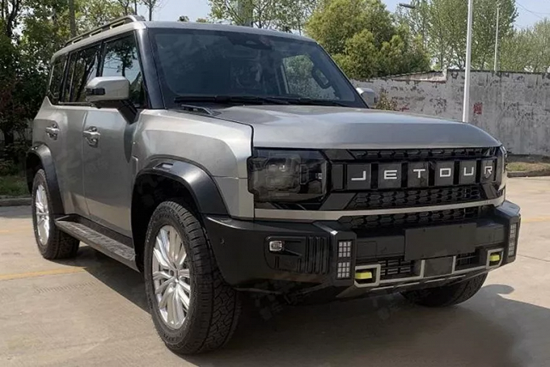 «Маленький Land Rover» от Chery впервые показали внутри. Появились живые фото серийного кроссовера Jetour Traveler