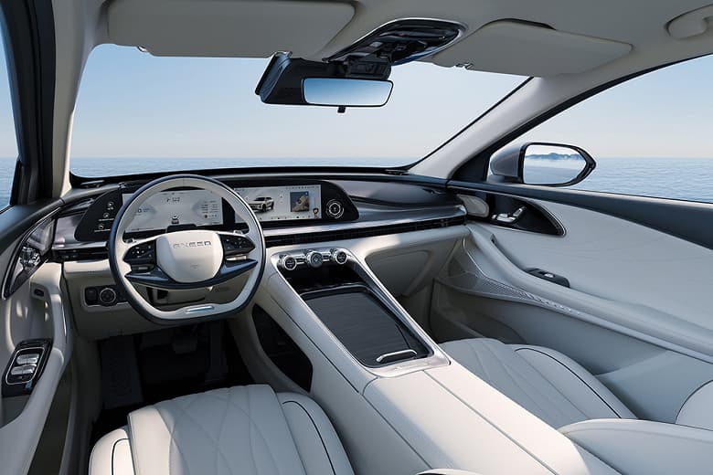 Вот вам и «китаец». Кроссовер Exeed RX, который очень скоро поступит в продажу в России, признали мировым дизайнерским шедевром