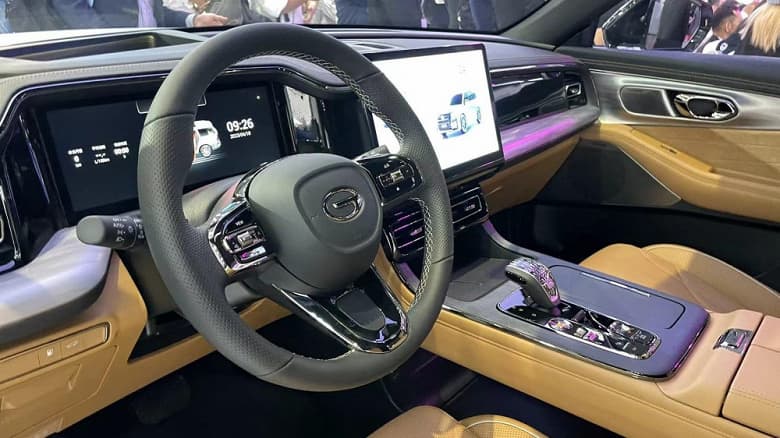 7 или 6 мест, 252 л.с., полный привод, «автомат» и размеры больше, чем у Land Cruiser 300. Флагманский кроссовер GAC GS8 сертифицирован в Китае, скоро он появится в России