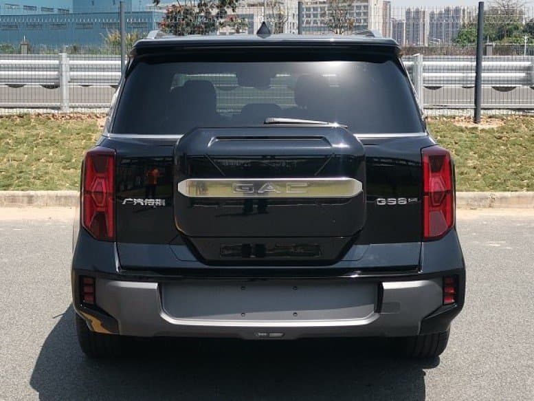 7 или 6 мест, 252 л.с., полный привод, «автомат» и размеры больше, чем у Land Cruiser 300. Флагманский кроссовер GAC GS8 сертифицирован в Китае, скоро он появится в России