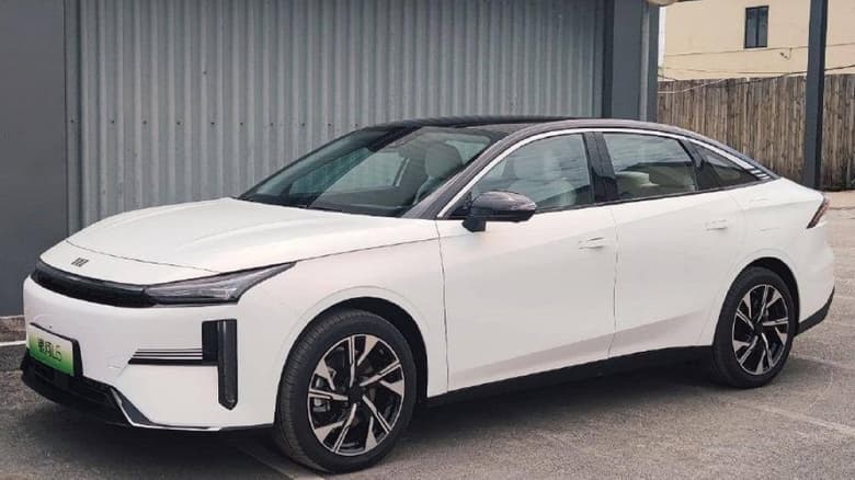 Габариты Toyota Camry и название, как у Samsung. Geely Galaxy L6 впервые запечатлен на фото без камуфляжа