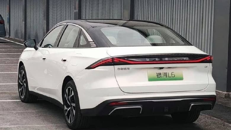 Габариты Toyota Camry и название, как у Samsung. Geely Galaxy L6 впервые запечатлён на фото без камуфляжа