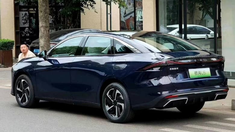 Габариты Toyota Camry и название, как у Samsung. Geely Galaxy L6 впервые запечатлён на фото без камуфляжа