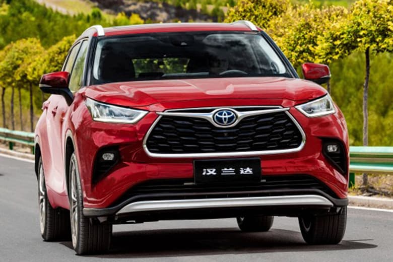 В России стали продавать популярные кроссоверы Toyota Highlander 2023. Доступны варианты с двигателями объемом 2,5 и 3,5 литра