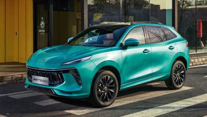 Началась продажа кроссовера Dongfeng Forthing T5 Evo с панорамной крышей и мощным двигателем в России, который конкурирует с Москвичем-3