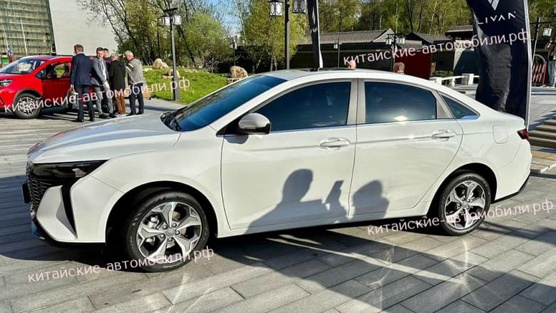 Кроссовер Geely Emgrand X7, продававший в России до 2021 года, возвращается на отечественный рынок. Вместе с ним выйдет и относительно недорогой седан – аналог Kia Cerato