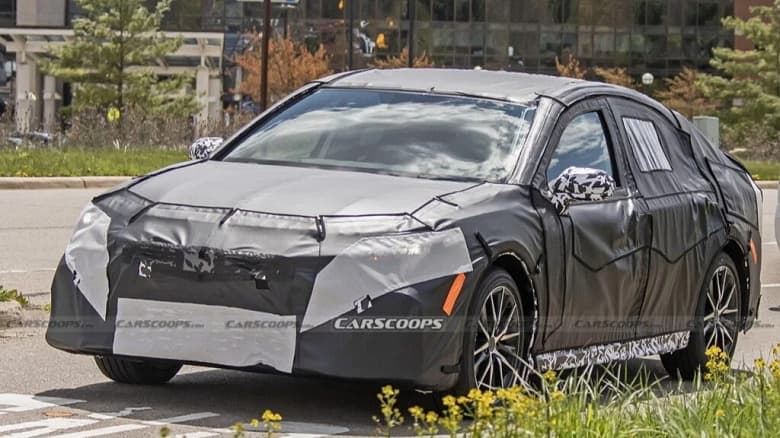 Первые кадры на дороге новейшей Toyota Camry