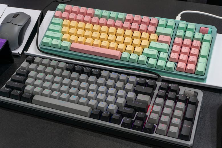 Новинки Cooler Master для геймеров: легкая мышь MM712 Pro и красивая клавиатура MK770 Hybrid в двух цветовых вариантах