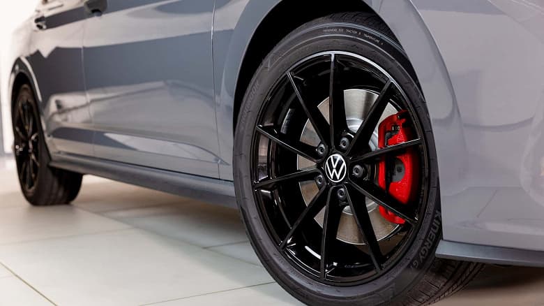 Представлен юбилейный седан Volkswagen Jetta GLI 2024 40th Anniversary Edition. Будет выпущено всего 1984 экземпляра