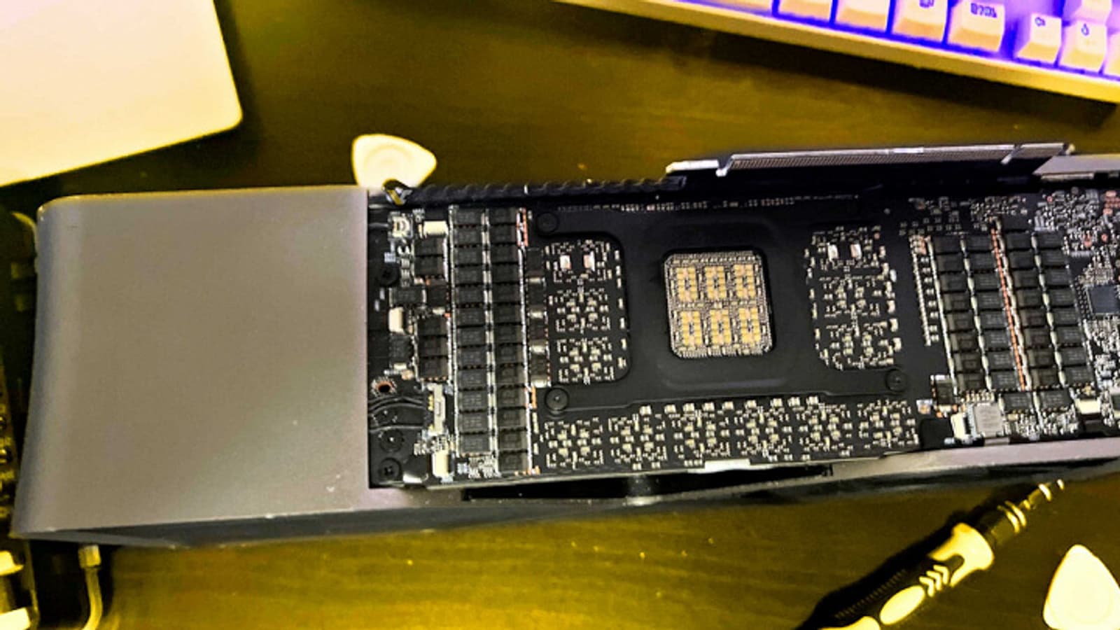 Изображение прототипа не выпущенной GeForce RTX 4090 Ti, характеризующегося огромным размером