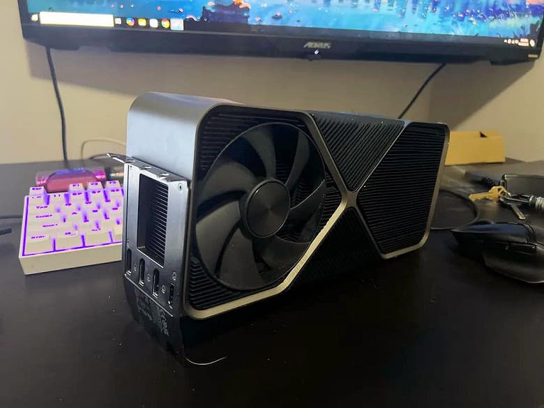 Изображение прототипа не выпущенной GeForce RTX 4090 Ti, характеризующегося огромным размером