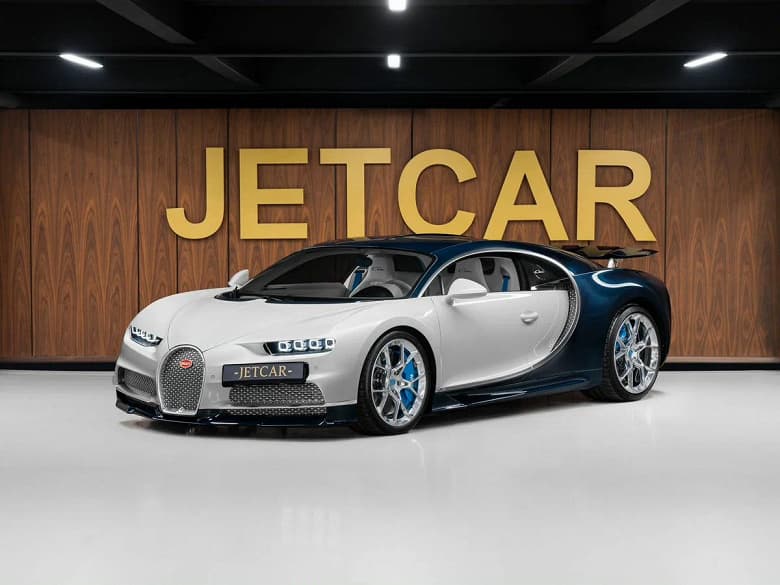 В Москве продается «живой» Bugatti Chiron: W16 с четырьмя турбинами, 1500 л.с. и миниатюрная копия автомобиля всего за 420 млн рублей