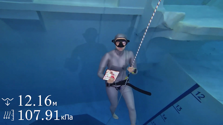 Honor Magic V3 выдержал испытание на глубине 27 метров в самом глубоком бассейне России