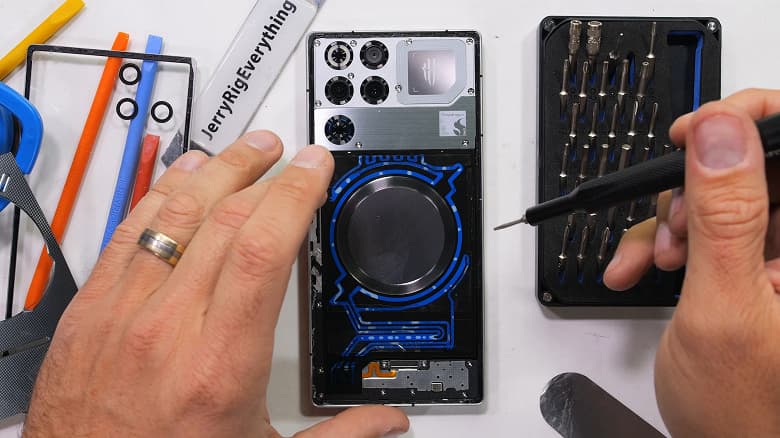 Блогер JerryRigEverything разобрал Red Magic 11 Pro и показал устройство первой в мире жидкостной системы охлаждения смартфона Блогер JerryRigEverything разобрал Red Magic 11 Pro и показал устройство первой в мире жидкостной системы охлаждения смартфона