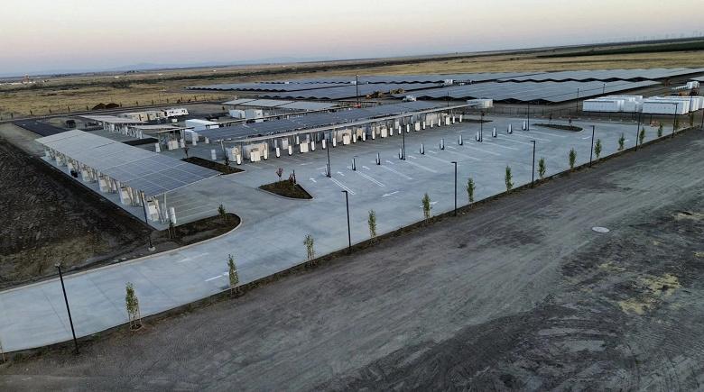 Проект «Оазис»: Tesla запустила самую большую в мире станцию Supercharger