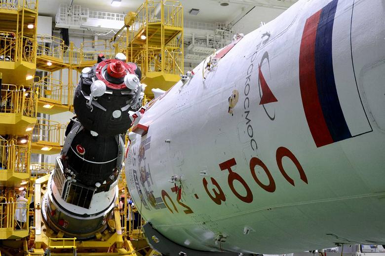 «Роскосмос» показал космический корабль «Союз МС-28» с установленным головным обтекателем: этот космический корабль проведет 8 месяцев в космосе