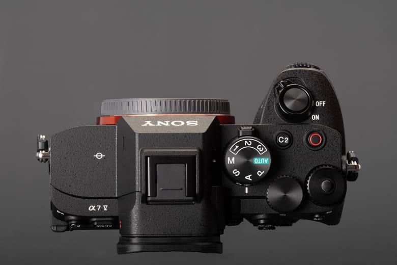 Популярная камера для видеографов стала ещё лучше. Представлена Sony A7 V: 33-мегапиксельная матрица, мощный процессор Bionz XR2, ИИ и улучшенная стабилизация