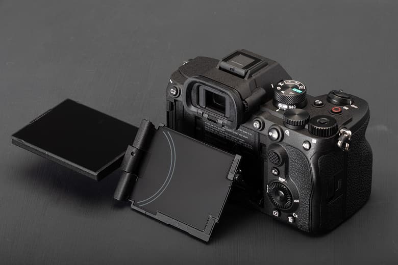 Популярная камера для видеографов стала ещё лучше. Представлена Sony A7 V: 33-мегапиксельная матрица, мощный процессор Bionz XR2, ИИ и улучшенная стабилизация
