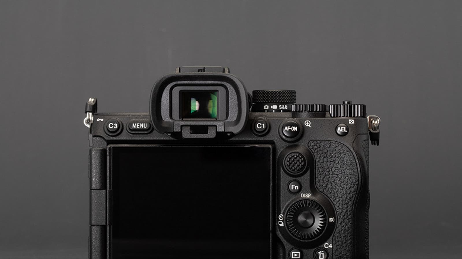 Популярная камера для видеографов стала ещё лучше. Представлена Sony A7 V: 33-мегапиксельная матрица, мощный процессор Bionz XR2, ИИ и улучшенная стабилизация