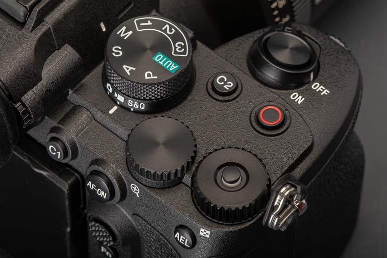 Популярная камера для видеографов стала ещё лучше. Представлена Sony A7 V: 33-мегапиксельная матрица, мощный процессор Bionz XR2, ИИ и улучшенная стабилизация