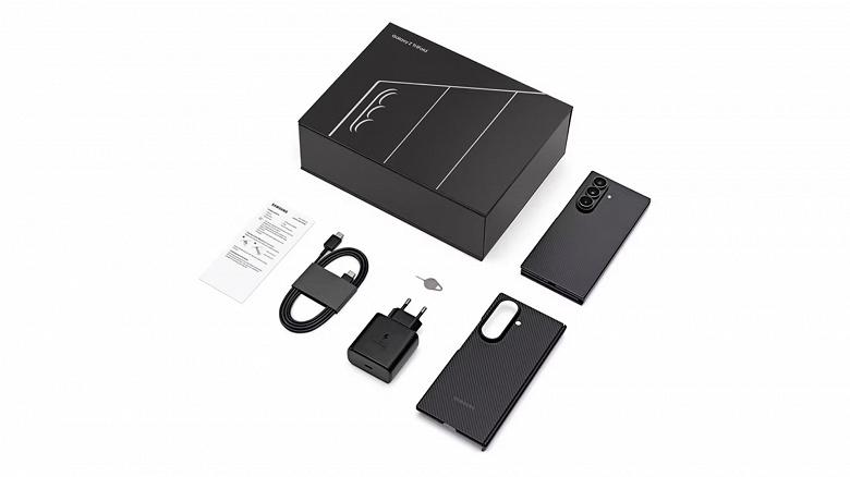 Первый смартфон Samsung, складываемый втрое, показали вживую после премьеры: Galaxy Z TriFold получил зарядку в комплекте — впервые для складных Samsung