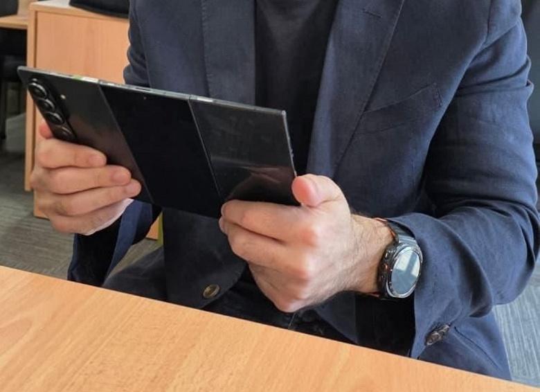 Опубликовано фото прототипа Galaxy Z TriFold с вертикальным блоком из четырёх камер