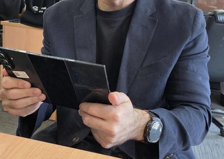Забавная оптическая иллюзия: на официальных снимках кажется, что у Samsung Galaxy Z TriFold четыре камеры, но их всё же три
