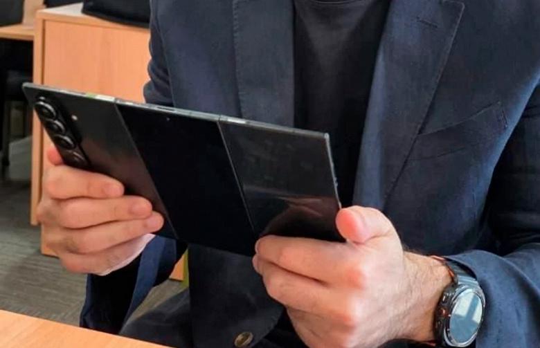 Обман зрения: на официальном снимке Samsung Galaxy Z TriFold видны четыре камеры, хотя на самом деле их три