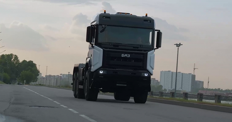 Газпром испытывает отечественный тягач БАЗ S34A10 с 90% локализации: полный привод 6×6, 9-ступенчатая КПП и двигатель ЯМЗ-653